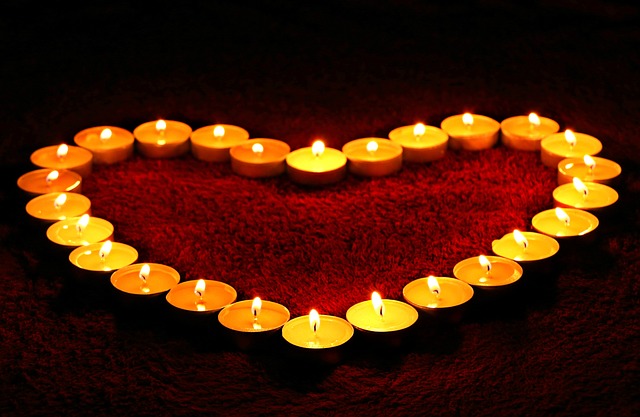 Candele che formano un cuore